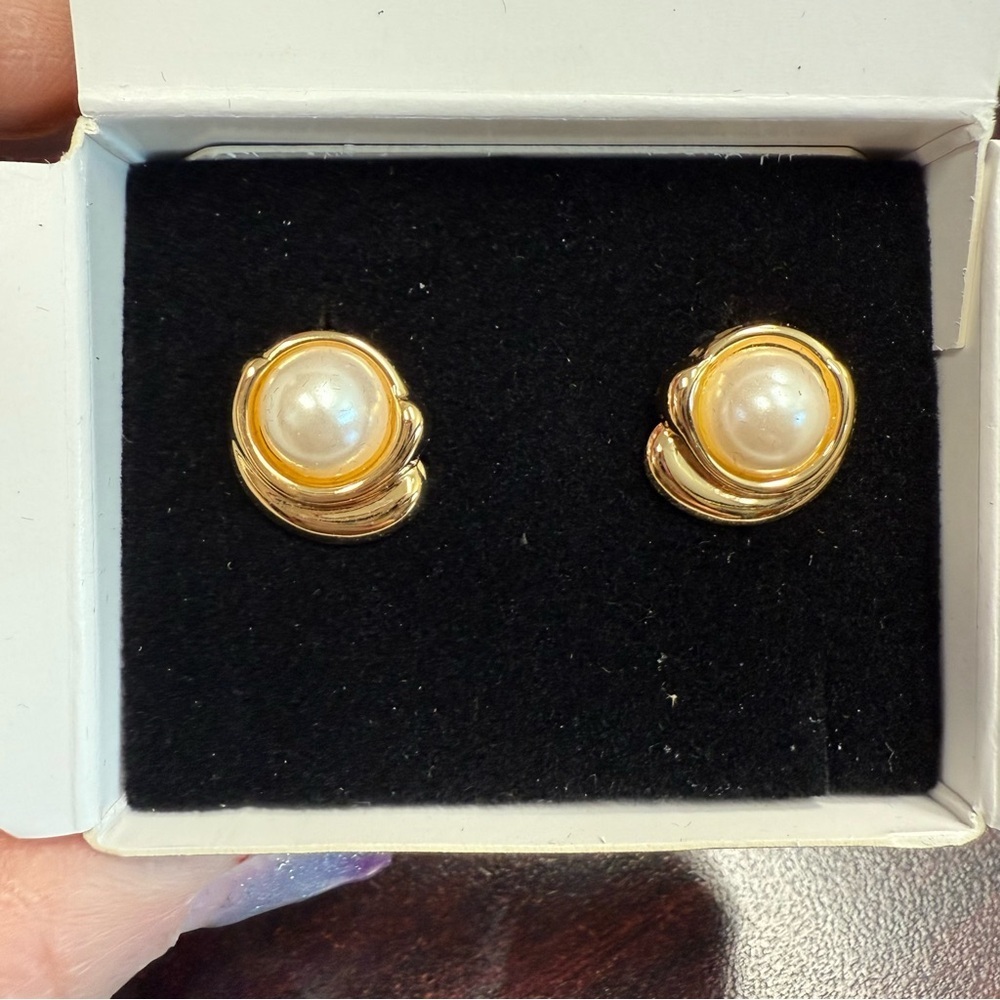 Avon “Pearlesque Beauty” Goldtone and White Pearl Swirl clip Earrings NIB 1995